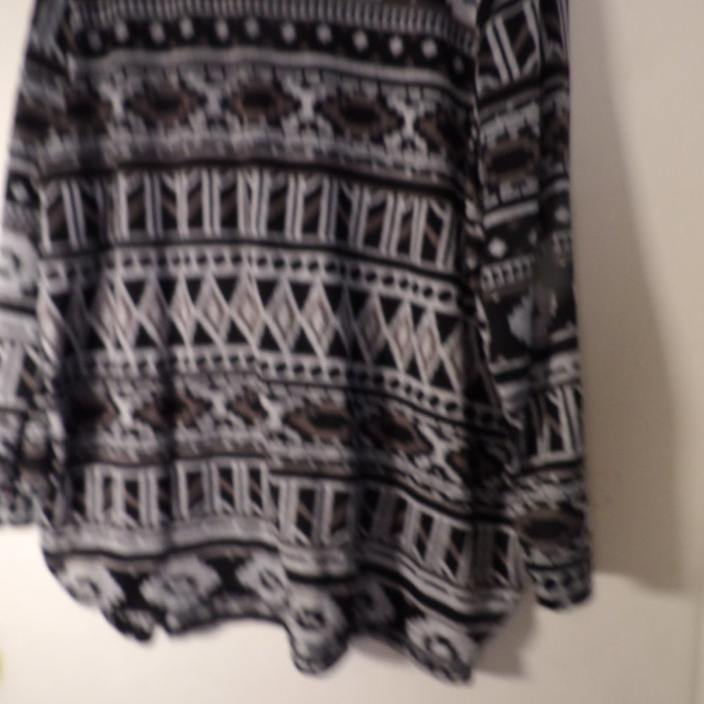 Bobbie Brooks Aztec Patterned Lightweight Sweater… - image 4